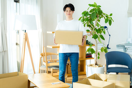 大学入学に向けて一人暮らしの準備をする学生